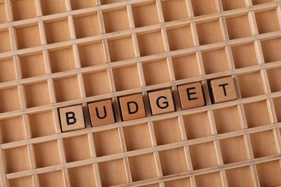Деревянные буквы складываются в слово budget — планирование бюджета